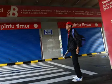 Warga melintas di pusat perbelanjaan Blok B Tanah Abang, Jakarta, Jumat (24/7/2015). Pusat grosir terbesar di Asia ini sebagian masih terlihat tutup dan baru akan buka kembali pada 27 Juli mendatang. (Liputan6.com.Johan Tallo)