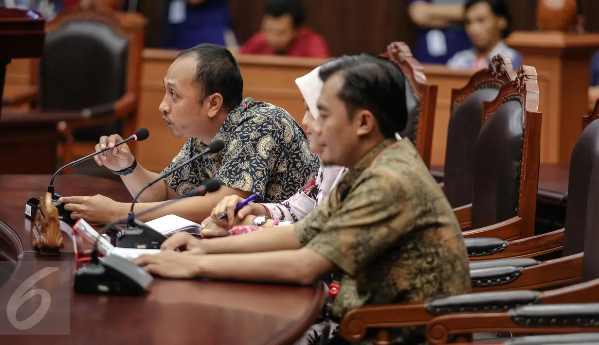 Biro Hukum KPK, Rasamala Aritonang (kiri) saat mengikuti sidang Uji Materi UU KPK di Gedung MK, Jakarta, Selasa (30/6). Sidang tersebut menghadirkan perwakilan Biro Hukum KPK guna menguji materi UU No.30 Tahun 2002. (Liputan6.com/Faizal Fanani)
