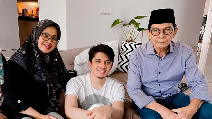 6 Potret Kenangan Irwansyah dan Ibunda, Sempat Video Call Sebelum Meninggal