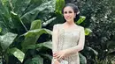 <p>Mengucapkan selamat Hari Kartini, Momo Geisha tampil begitu cantik kenakan kebaya dan sanggul khas Jawa. (Instagram/therealmomogeisha).</p>