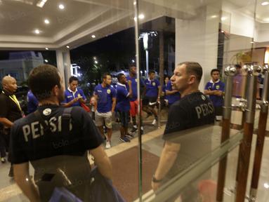 Dejan Antonic saat bersama pemain Persib sebelum berangkat ke stadion melawan Bhayangkara Surabaya United di Stadion Gelora Delta Sidoarjo, Sabtu (11/6/2016). (Bola.com/Nicklas Hanoatubun)