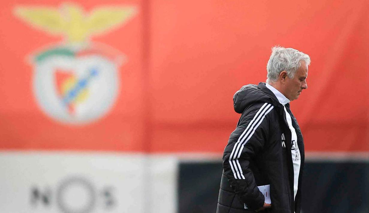 Sebagai informasi, saat ini, Benfica menunjukkan performa memuaskan dalam beberapa minggu terakhir, memenangkan tiga dari lima pertandingan terakhir mereka di semua kompetisi, ditambah satu hasil imbang dan satu kekalahan. Tampak dalam foto, pelatih Benfica, Jose Mourinho menyaksikan sesi latihan menjelang leg pertama play-off Liga Champions 2025/2026 melawan Real Madrid di Kampus Benfica, Seixal, pinggiran Lisbon, Portugal, pada Senin 16 Februari 2026. (PATRICIA DE MELO MOREIRA/AFP)