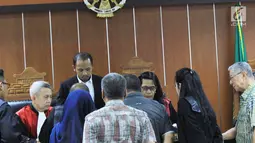 Terdakwa kasus mafia tanah Muljono Tedjokusumo bersama sejumlah saksi dari mantan Lurah Kedoya Selatan dan dua mantan staf melihat barang bukti dihadapan majelis hakim di PN Jakarta Barat, Rabu (5/12). (Liputan6.com/HO/Farid)
