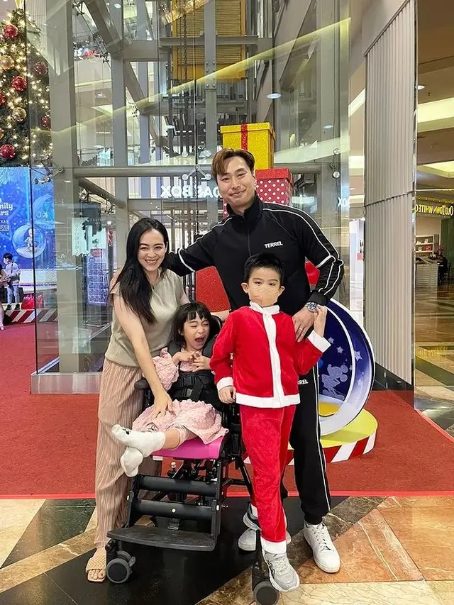 10 Potret Jevier Justin dan Istri saat Momong Anak yang Idap Cerebral Palsy, Penuh Kesabaran