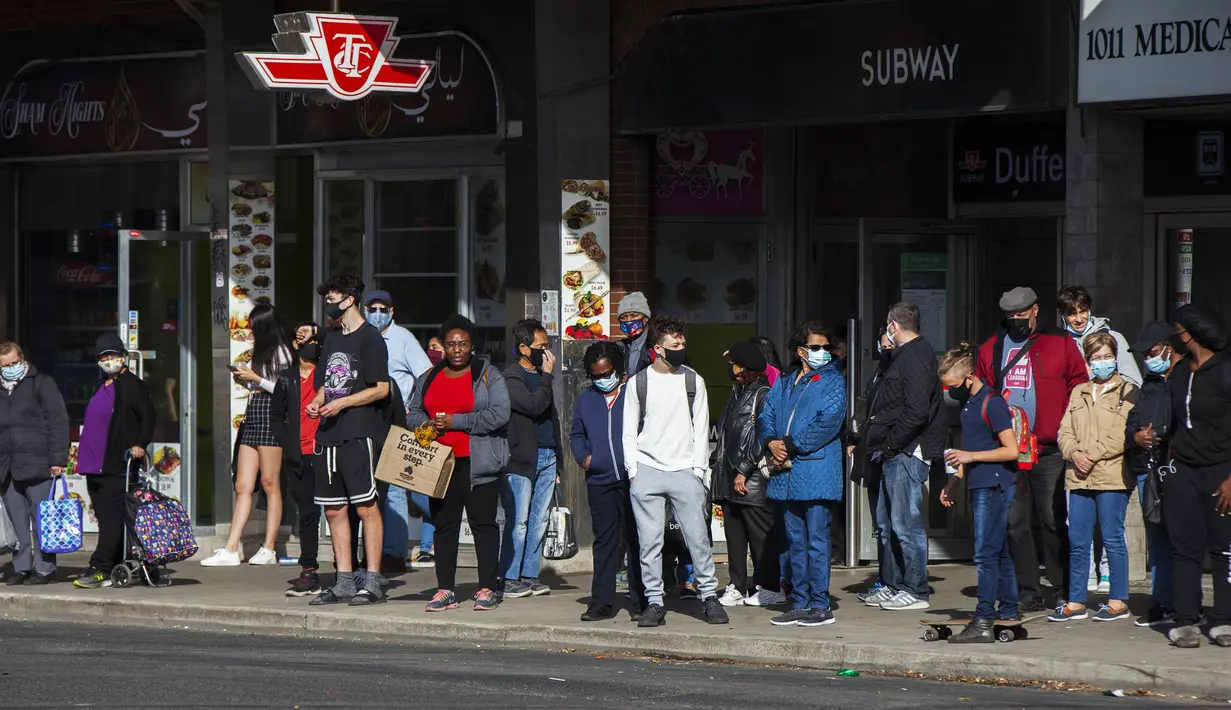 Sejumlah warga menunggu bus di sebuah halte di Toronto, Kanada, pada 10 November 2020. PM Kanada Justin Trudeau menyerukan agar pemerintah daerah mengambil langkah yang benar untuk meredam lonjakan kasus baru COVID-19, yang mencatat rekor tertinggi, di seluruh penjuru Kanada. (Xinhua/Zou Zheng)
