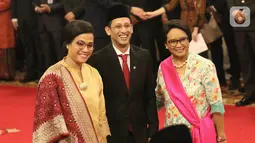 Menteri Pendidikan dan Kebudayaan Nadiem Makarim (tengah) foto bersama Menteri Keuangan Sri Mulyani (kiri) dan Menteri Luar Negeri Retno Marsudi (kanan) saat pelantikan di Istana Negara, Rabu (23/10/2019). Nadiem merasa terhormat dipercaya menjadi Mendikbud. (Liputan6.com/Angga Yuniar)