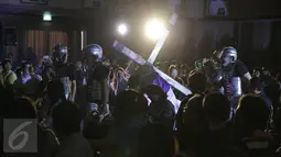 Umat Katolik memperagakan drama teatrikal Jalan Salib (Tablo) pada perayaan Paskah di Gereja Maria Bunda Karmel, Jakarta, Jumat (18/4). Aksi treatrikal untuk mengenang penderitaan Yesus Kristus sebelum wafat di kayu salib. (Liputan6.com/Faizal Fanani)