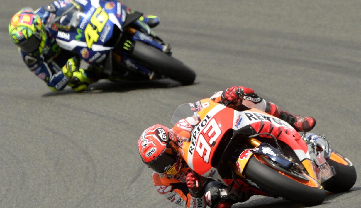 Marc Marquez bersaing ketat dengan Valentino Rossi dalam balapan MotoGP Prancis sejak start di Sirkuit Le Mans, Minggu (8/5/2016). (AFP/Jean-Francois Monier)