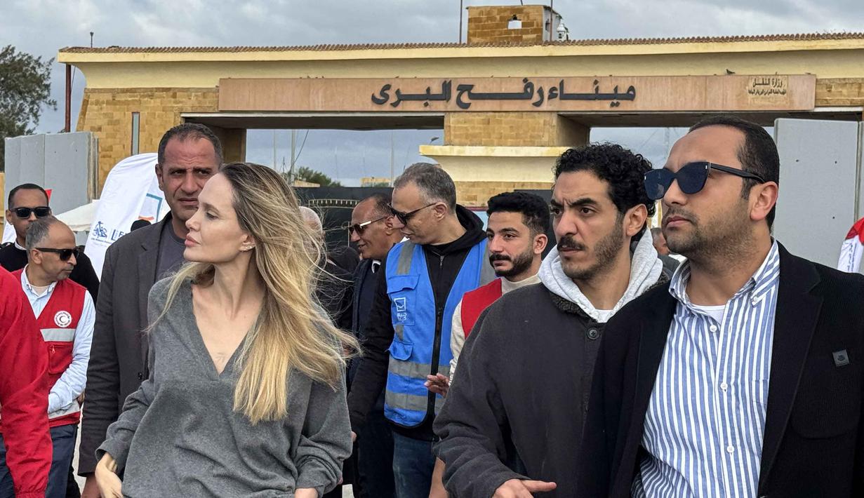 Dan, setidaknya 20 orang tewas akibat rumah dan bangunan yang runtuh saat mereka mencari perlindungan dari kondisi cuaca buruk. Tampak dalam foto, aktris Amerika Serikat (AS), Angelina Jolie (kiri) melihat sekeliling saat tiba di perbatasan Rafah Mesir, pada Jumat 2 Januari 2026. (Foto oleh AFP)