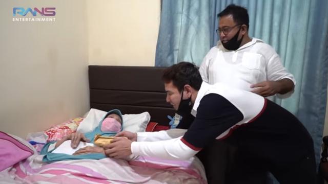 6 Momen Raffi Ahmad Jenguk Aminah Cendrakasih ‘Si Doel’, Suatu Kebanggaan