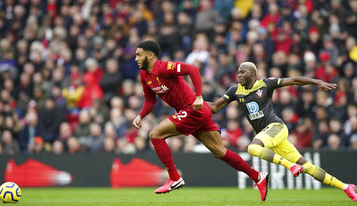 Bek Liverpool, Joe Gomez, berebut bola dengan pemain Southampton, Moussa Djenepo, pada laga Premier League di Stadion Anfield, Sabtu (1/2/2020). Liverpool menang 4-0 atas Southampton. (AP/Jon Super)