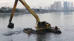 Petugas menggunakan alat berat mengeruk endapan lumpur di Danau Sunter, Jakarta. Rabu (20/12). Pengerukan dilakukan sebagai langkah antisipasi banjir seiring datangnya musim hujan. (Liputan6.com/Immanuel Antonius)