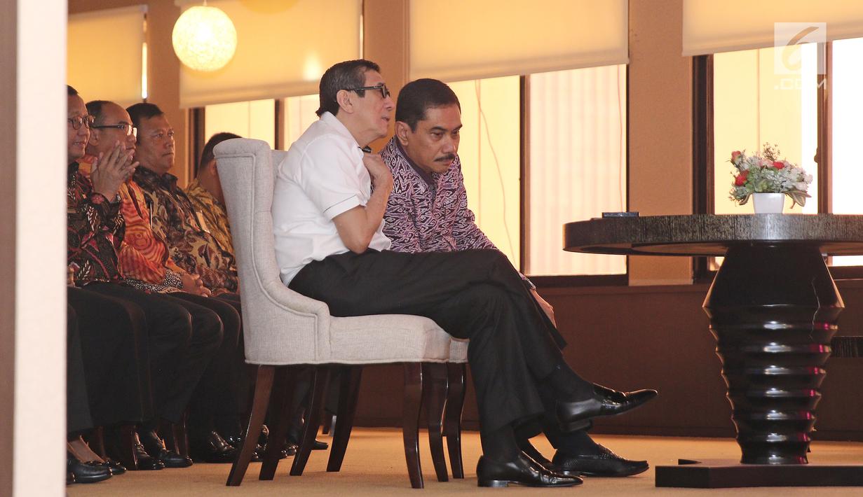 Menkumham Yasonna Laoly berbincang dengan Kepala BNPT Suhardi Alius saat acara MoU di gedung Kemenkumham, Jakarta, Kamis (31/5). Kerja sama tersebut terkait dengan penanggulangan tindak pidana terorisme. (Liputan6.com/Herman Zakharia)