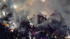 Aksi Suporter Bologna memberikan dukungan kepada timnya saat melawan AC Milan pada lanjutan Serie A di Stadio Renato Dell'Ara, Bologna,  (8/5/2/2017).  MIlan mengan 1-0.  (AFP/Giuseppe Cacace)