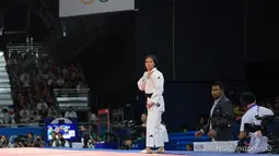 Atlet judo putri Indonesia, Maryam March Maharani bersiap jelang menghadapi pejudo Mozambik, Jacira Ferreira pada laga babak 32 besar kelas 52 kg putri Olimpiade Paris 2024 di Champ-de-Mars Arena, Paris, Minggu (28/7/2024). Maryam March Maharani menang 10-0, namun ahirnya tersingkir di babak 16 besar setelah kalah dari pejudo Kosovo, Distria Krasniqi. (Dok. NOC Indonesia/Naif Muhammad Al'as)