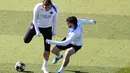 Di bawah asuhan pelatih Luis Enrique, PSG bertransformasi dari tim yang mengandalkan banyak bintang menjadi tim dengan etos kerja tinggi dan permainan kolektif. Tampak dalam foto, bek Paris Saint-Germain, Illia Zabarnyi (kiri) dan Khvicha Kvaratskhelia mengikuti sesi latihan di Campus Paris Saint-Germain, Poissy, pinggiran barat Paris pada Selasa 7 April 2026. (FRANCK FIFE/AFP)