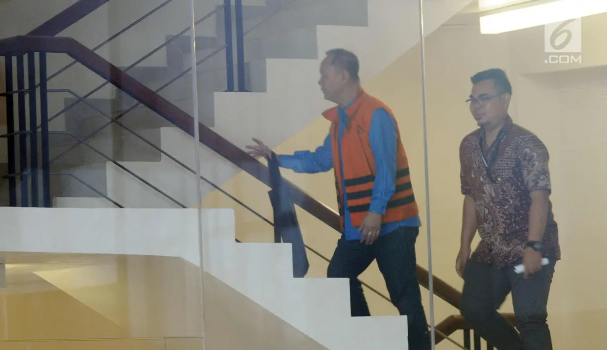 Mantan Kepala BPPN, Syafruddin Arsyad Temenggung menaiki tangga di gedung KPK, Jakarta, Senin (19/3). Syafruddin diperiksa terkait dugaan korupsi penerbitan surat keterangan lunas (SKL) BLBI. (Merdeka.com/Dwi Narwoko)