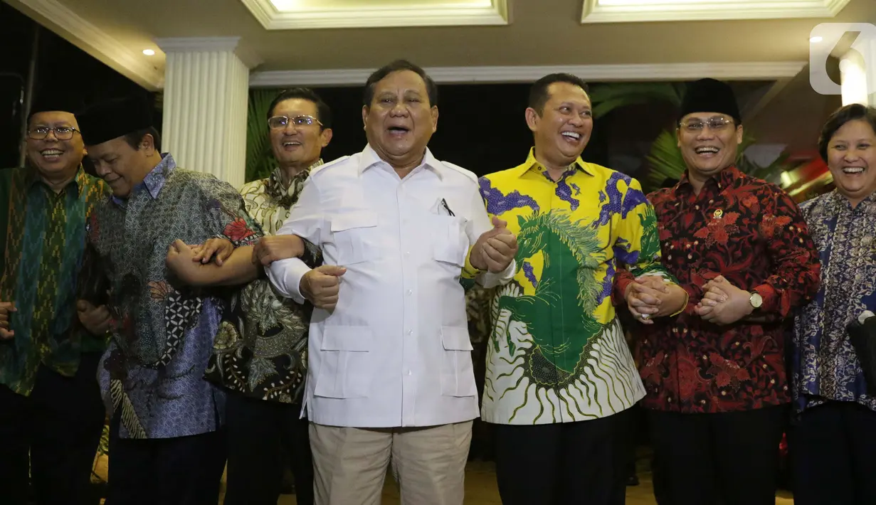 Ketua Umum Partai Gerindra, Prabowo Subianto (kiri) bersama Ketua MPR RI, Bambang Soesatyo serta pimpinan MPR RI bergandengan tangan usai melakukan pertemuan di Jakarta, Jumat (11/10/2019). Pertemuan membahas dinamika perpolitikan di tanah air. (Liputan6.com/Helmi Fithriansyah)