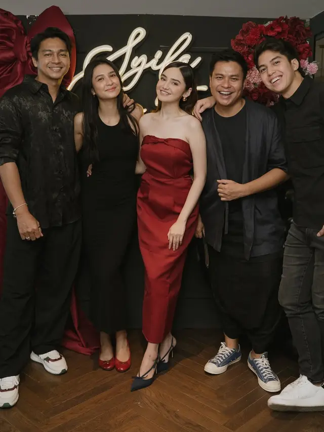 Selebritis Tampil dengan Dresscode Hitam saat Pesta Ulang Tahun Intimate Syifa Hadju ke-25. [@syifahadju]