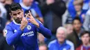 Striker Chelsea, Diego Costa, merayakan gol yang dicetaknya ke gawang Leicester pada laga Premier League di Stadion Stamford Bridge, London, Sabtu (15/10/2016). Selebrasi ini untuk menghormati kabar duka meninggalnya ibu dari Willian. (AFP/Glyn Kirk)
