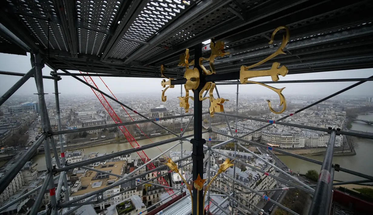 Bagian tengah katedral yang ikonik, yang runtuh dalam kebakaran, akan muncul kembali di atas monumen tahun ini, sebagai sinyal kuat kebangkitannya. "Kembalinya puncak menara ke langit Paris menurut saya akan menjadi simbol bahwa kita memenangkan pertempuran Notre Dame," kata Jenderal Georgelin. (AP Photo/Christophe Ena, Pool)