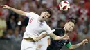 Gelandang Kroasia, Ivan Rakitic, duel udara dengan bek Inggris, John Stones, pada laga semifinal Piala Dunia di Stadion Luzhniki, Rabu (11/7/2018). Kroasia menang 2-1 atas Inggris. (AP/Rebecca Blackwell)