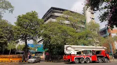 Sebuah mobil pemadam kebakaran terlihat berada di lokasi kebakaran yang melahap Museum Nasional Sejarah Alam di Ibu Kota India, New Delhi, Selasa (26/4). Sebanyak 35 mobil pemadam dikerahkan untuk memadamkan kobaran api. (REUTERS/Anindito Mukherjee)