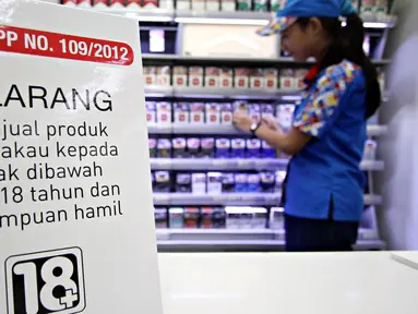 Spanduk program pencegahan akses pembelian rokok terlihat di gerai Indomaret, Jakarta, Selasa (3/11). Program untuk meningkatkan kesadaran masyarakat akan pelarangan pembelian produk tembakau oleh anak di bawah 18 tahun. (Liputan6.com/Immanuel Antonius)