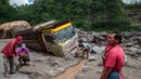 Peristiwa yang terjadi pada Selasa (3/3/2026) sore sekitar pukul 15.30 WIB menewaskan tiga orang. Tampak dalam foto, warga berusaha mengambil bagian-bagian truk yang terkubur di pasir setelah longsor lumpur akibat hujan dari Gunung Merapi di Sungai Senowo, Magelang, Jawa Tengah pada Rabu 4 Maret 2026. (Devi Rahman/AFP)