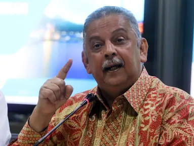 Direktur Utama (Dirut) PLN Sofyan Basir memberi keterangan pers setelah rumahnya digeledah oleh KPK, Jakarta, Senin (16/7). Sofyan mengaku menghormati proses hukum yang dilakukan oleh KPK. (Liputan6.com/Arya Manggala)