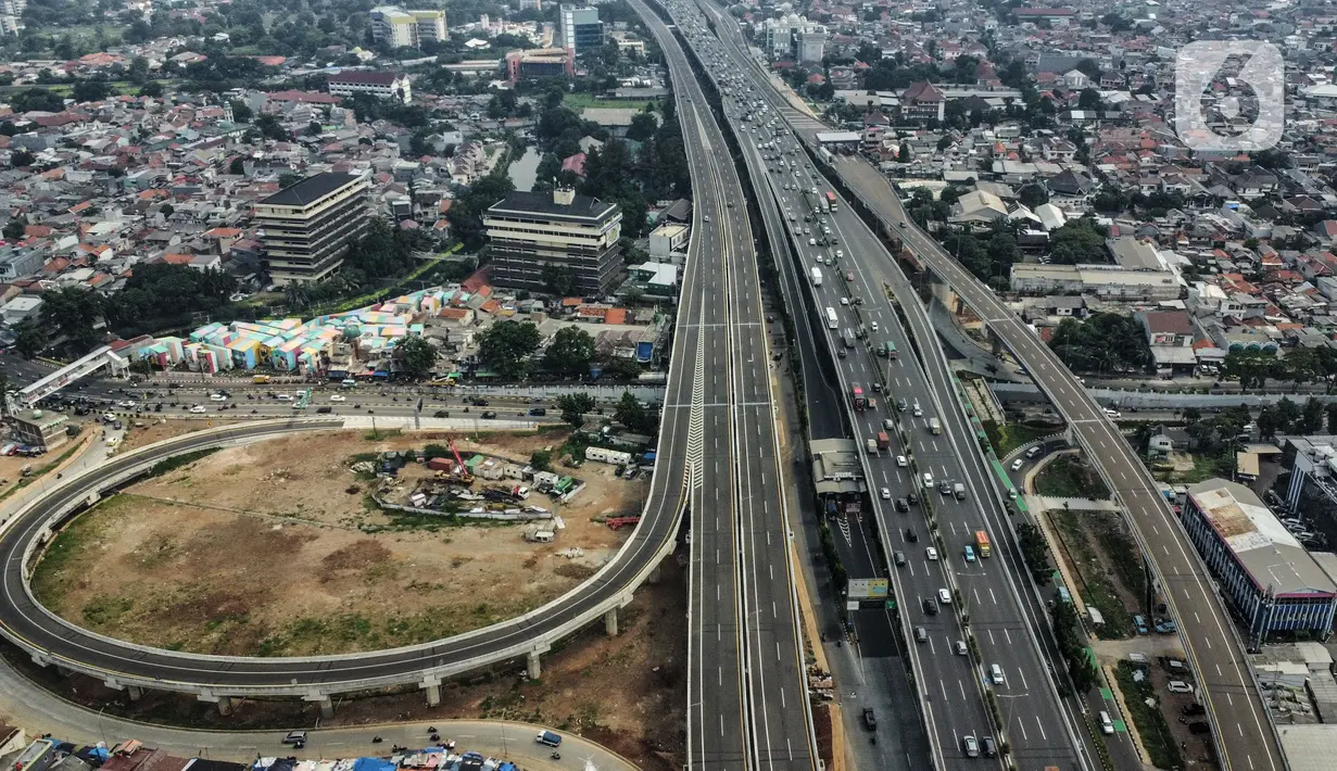 Pandangan udara Off Ramp Jatiwaringin Tol Becakayu yang mulai beroperasi, Selasa (25/10/2022). Kepala Dishub DKI Jakarta Syafrin Liputo mengungkapkan rekayasa lalu lintas dilakukan karena Off Ramp Jatiwaringin Tol Becakayu mulai beroperasi yang berlangsung hingga 4 November mendatang. (merdeka.com/Iqbal S. Nugroho)