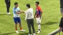 Ini menjadi pertemuan pertama mereka setelah STY tidak lagi menjabat sebagai pelatih Timnas Indonesia. Momen hangat itu menunjukkan betapa kuatnya ikatan antara pelatih dan pemain, di luar konteks tim nasional. Para penggemar sepak bola Tanah Air turut merasa terharu menyaksikan keakraban mereka. (Liputan6/com/IG/@faktabola)