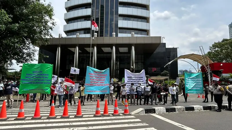 Masyarakat Anti Perampasan Aset Negara (MAPAN) menggelar aksi di depan Gedung KPK, Jakarta, Kamis (24/11/2022) (Istimewa)