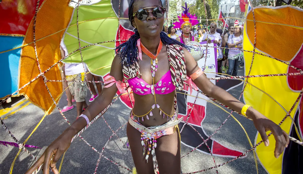 Seorang partisipan mengenakan kostum saat mengikuti West Indian Day Parade di Brooklyn, New York, Senin (7/9/2015). Parade yang berlangsung tiap tahun ini merayakan budaya Karibia dan sejarah. (REUTERS/Andrew Kelly)