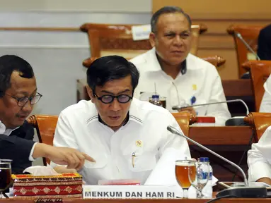 Menkumham, Yasonna Laoly (kedua kiri) saat mengikuti rapat kerja dengan Komisi III DPR RI di gedung Parlemen, Senayan, Jakarta, Senin (10/4). Rapat membahas sejumlah permasalahan dan pengawasan DPR. (Liputan6.com/Helmi Fithriansyah)
