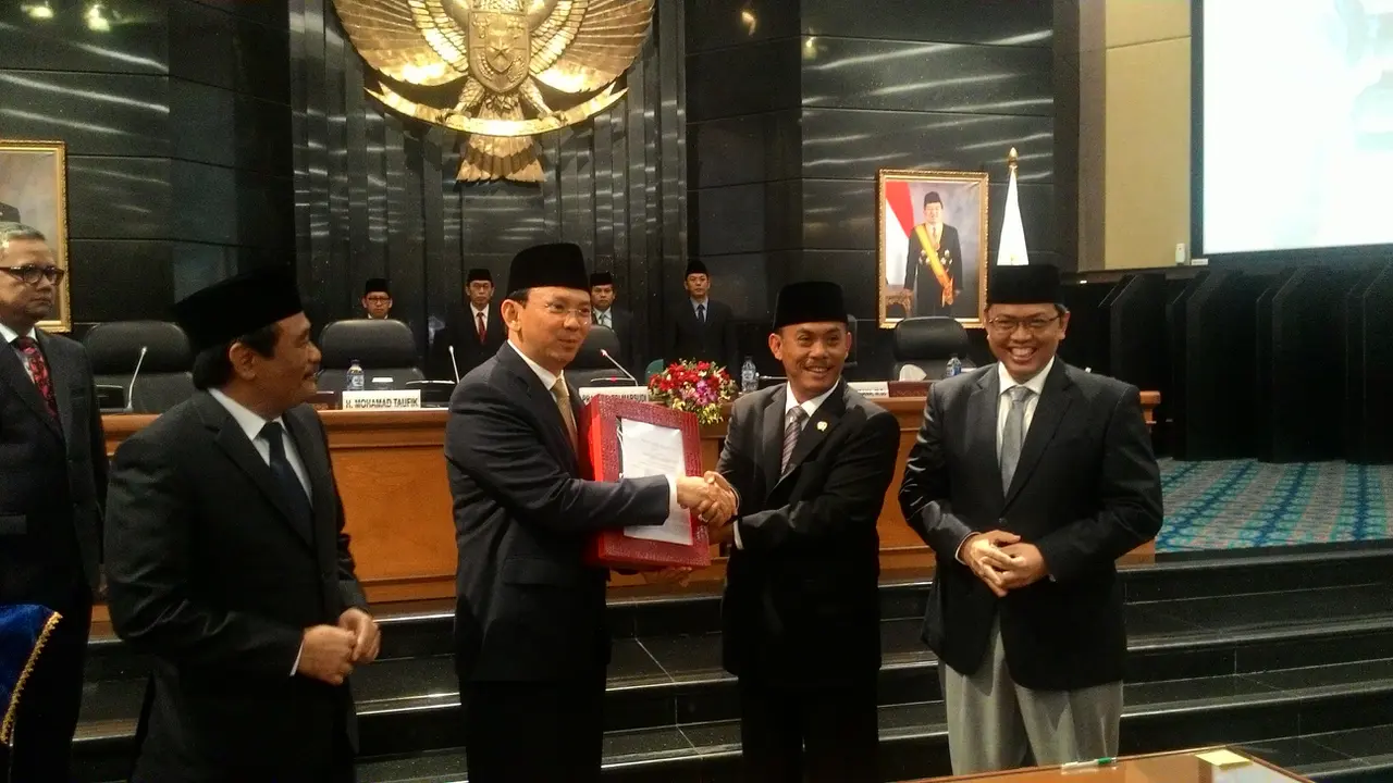RAPBD 2016 Sah, Ahok 'Bawa Kabur' Dokumen di Ruang Paripurna