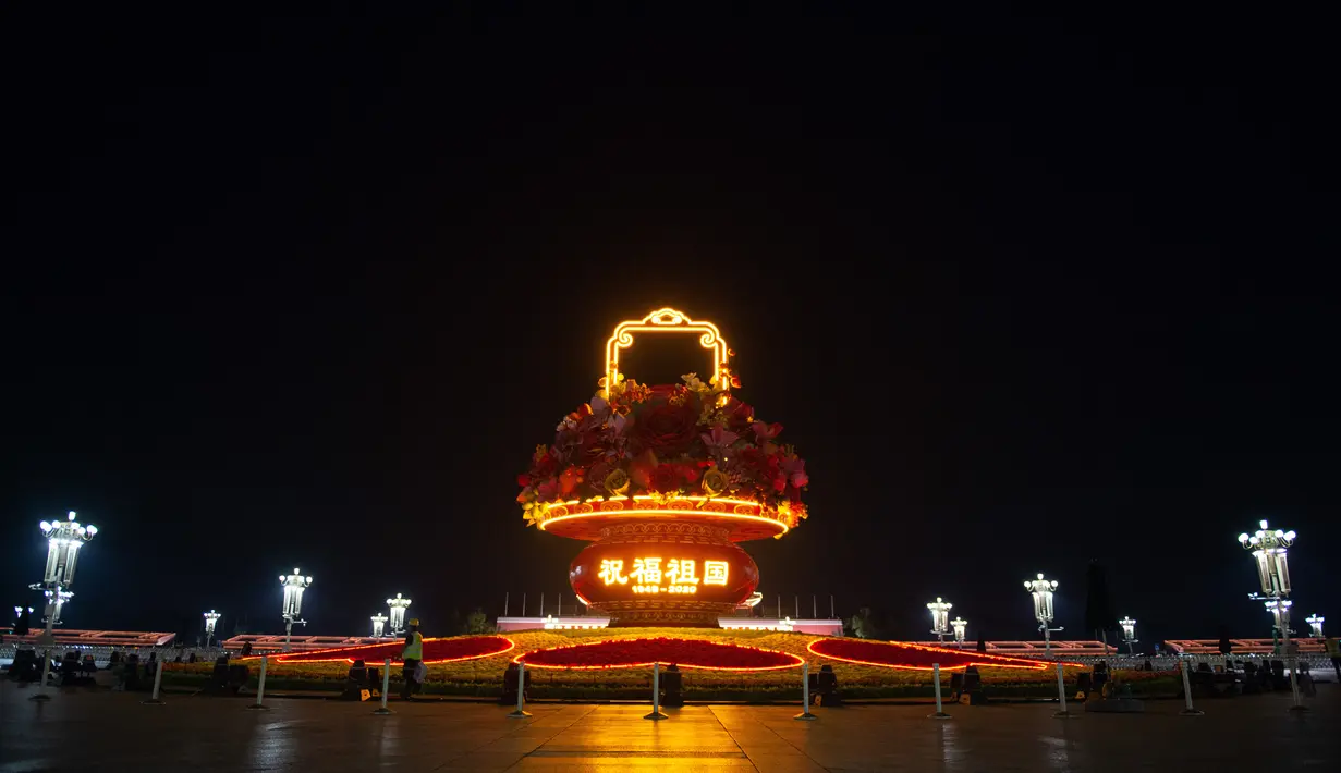 Sebuah "keranjang bunga" di Lapangan Tian'anmen di Beijing, ibu kota China (24/9/2020). Dekorasi setinggi 18 meter berbentuk keranjang bunga itu ditempatkan di tengah Lapangan Tian'anmen untuk menyambut masa libur Hari Nasional China mendatang. (Xinhua/Chen Zhonghao)