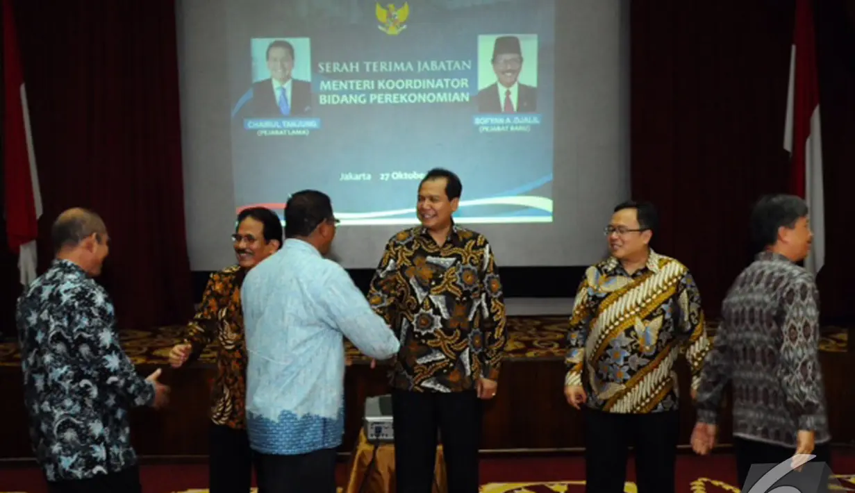 Menko Perekonomian, Sofyan Djalil (kiri) didampingi mantan Menko Perekonomian Chairul Tanjung (tengah) dan Menteri Keuangan Bambang Permadi Soemantri Brodjonegoro (kanan) menerima ucapan selamat usai serah terima jabatan Menko Perekonomian di Jakarta, Sen