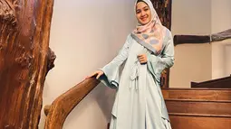 Penampilan anggun Cut Syifa begitu terlihat saat memakai hijab. Apalagi senyum yang terpancarkan dari parasnya, semakin membuat pemeran Intan di sinetron Samudra Cinta semakin cantik menawan. (Liputan6.com/IG/@cutsyifaa)