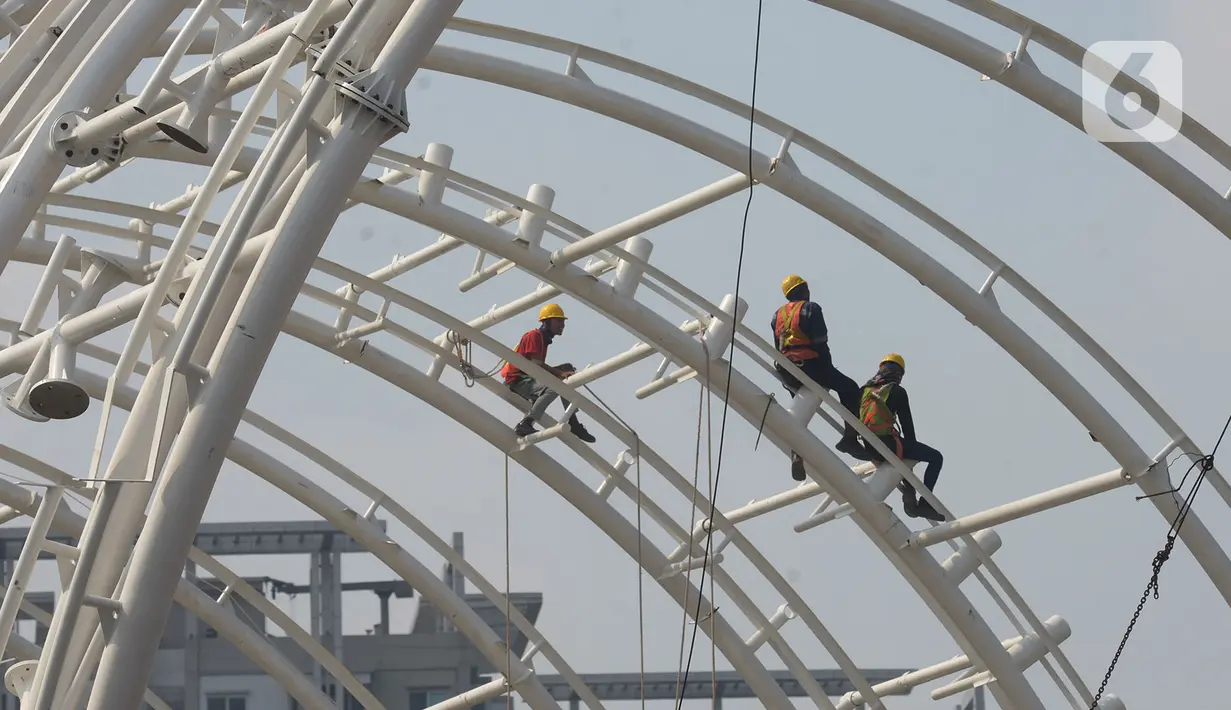 Pekerja menyelesaikan proyek pembangunan stasiun LRT Cawang-Gatot Soebroto, Jakarta, Jumat (26/6/2020). PT Adhi Karya (Persero) Tbk mencatat progres pembangunan jalur kereta api ringan atau light rail transit (LRT) Jabodebek tahap I telah mencapai 71,2% hingga 22 Mei 2020. (merdeka.com/Imam Buuhori)