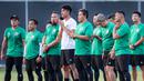 <p>Pemain Timnas Indonesia U-17, Sulthan Zaky (tengah) memimpin doa didampingi pelatih kepala, Bima Sakti beserta staf pelatih dan tim ofisial sebelum menjalani official training skuad Timnas Indonesia U-17 di Lapangan Latihan A Gelora Bung Tomo, Surabaya, Minggu (12/11/2023) sore menjelang laga kedua Grup A Piala Dunia U-17 2023 menghadapi Panama yang akan berlangsung di Stadion Gelora Bung Tomo, Senin, 13 November 2023. (Bola.com/Bagaskara Lazuardi)</p>