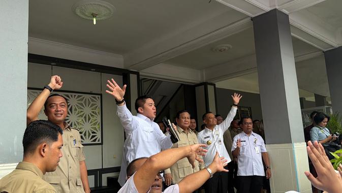 Seskab Teddy Pimpin Pelajar SMA N 1 Cilacap Nyanyi Lagu Nasional di Depan Prabowo