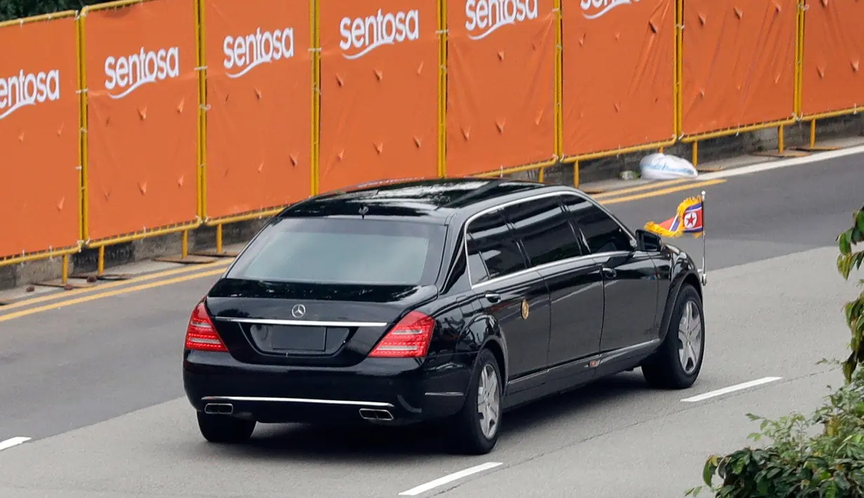 Mobil yang membawa pemimpin Korea Utara, Kim Jong-un memasuki Pulau Sentosa di Singapura, Selasa (12/6). Kim Jong-un dan Presiden AS Donald Trump akan bertemu dalam KTT Korea Utara-AS di Hotel Capella. (AP/Wong Maye-E)