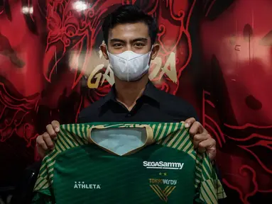 Pratama Arhan tinggal menunggu waktu untuk bergabung dengan Tokyo Verdy. Mantan bek PSIS Semarang itu disebutkan telah mengantungi izin untuk masuk ke Negeri Sakura di tengah kabar pelarangan Warga Negara Asing (WNA) masuk ke Jepang buntut dari varian Omicron. (Bola.com/Bagaskara Lazuardi)