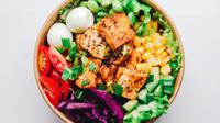 Salah satu menu diet singkat yang bisa kamu buat adalah olahan salmon dan salad, berikut bahan dan cara membuatnya. (Foto: Unsplash.com/ Anh Nguyen)