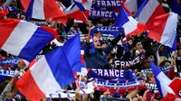 Suporter Prancis saat mencukung timnya melawan Bulgaria pada laga lanjutan Grup A Kualifikasi Piala Dunia 2018, di Stadion Stade de France, Sabtu (8/10/2016) dini hari WIB. (AFP/Franck Fife)