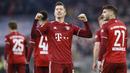 Selebrasi striker Bayern Munchen, Robert Lewandowski setelah mencetak gol ke gawang Union Berlin pada laga Liga Jerman 2021/2022 di Munich (19/3/2022). Robert Lewandowski (Polandia) yang kini menjalani musim kedua bersama Barcelona tercatat pernah menjadi top skor Liga Jerman sebanyak 7 kali saat membela Borussia Dortmund dan Bayern Munchen. Bersama Dortmund ia meraihnya pada musim 2013/2014, sementara Bersama Munchen pada 2015/2016 dan 2017-2018 hingga 2021/2022. (AFP/Michaela Rehle)