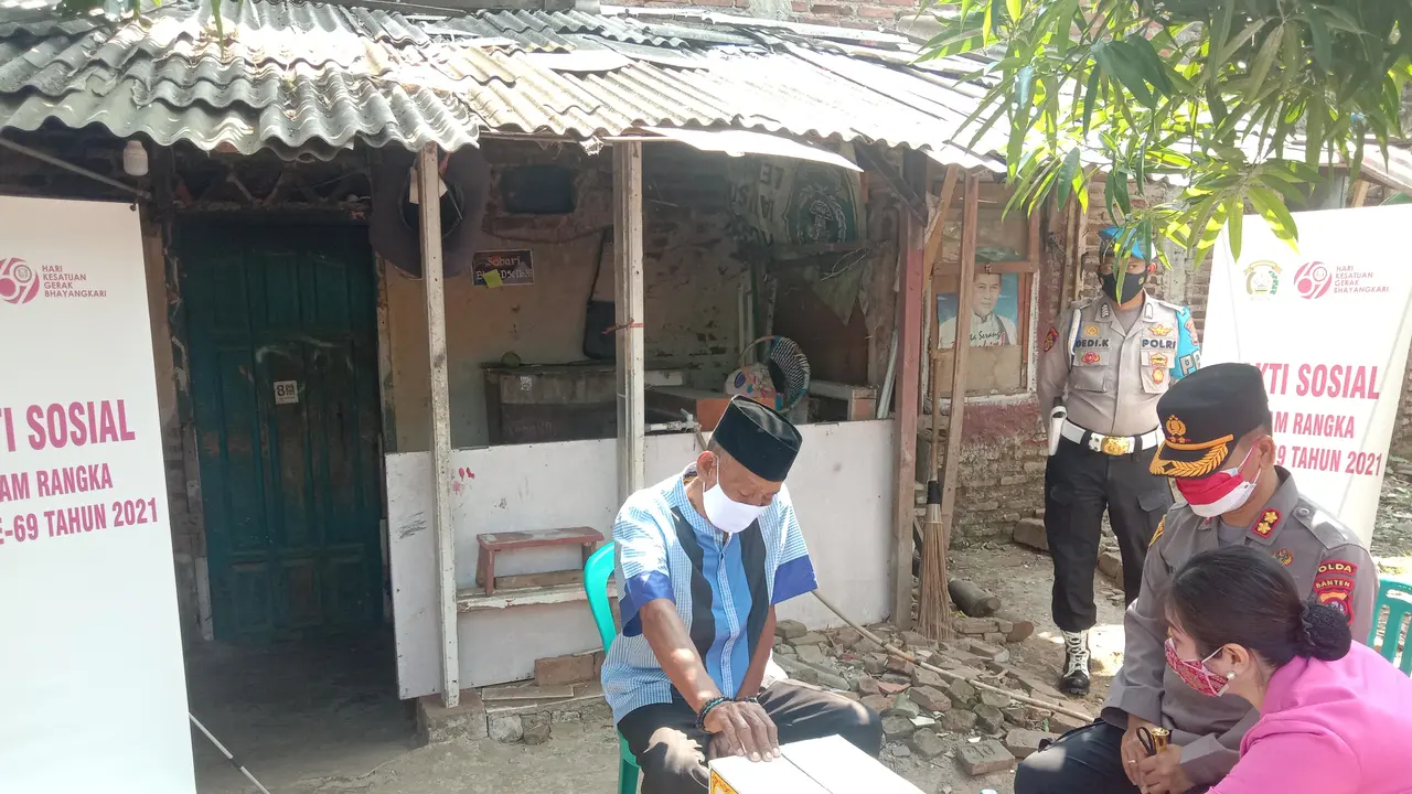 Aiptu Maman, Purnwirawan Polri Yang Merawat Anak Yatim Saat Didatangi Kapolres Serang Kota. (Jumat, 27/08/2021). (Liputan6.com/Yandhi Deslatama).