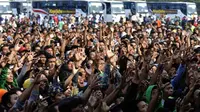 Ribuan pemudik dihibur dengan musik sebelum keberangkatan dalam acara &quot;Mudik Bersama Sido Muncul&quot; di Kemayoran, Jakarta Pusat, Kamis (25/8).(Antara) 