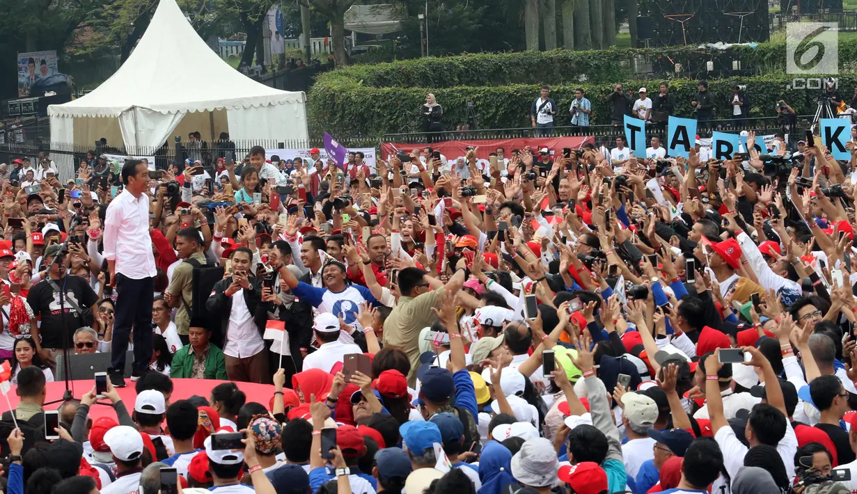 Capres nomor urut 01 Joko Widodo menyapa pendukungnya saat menghadiri deklarasi Alumni Jabar Ngahiji di Monumen Perjuangan Kota Bandung, Jawa Barat, Minggu (10/3). Deklarasi tersebut bertema 'Ayo Bung Satu Kembali'. (Liputan6.com/Angga Yuniar)